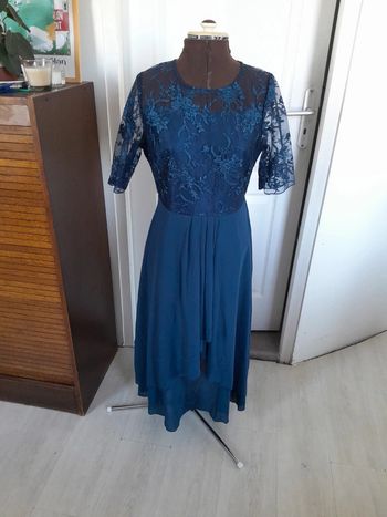 Jolie robe de cérémonie été mi mollet dentelles et drapée taille