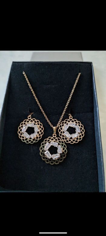 Magnifique parure Gioyes plaqué or 24 carats sertis de zirconiums.