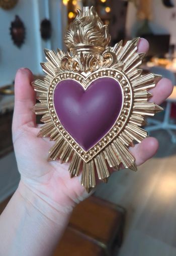Coeur ex voto rose foncé et doré - cabinet de curiosité 
