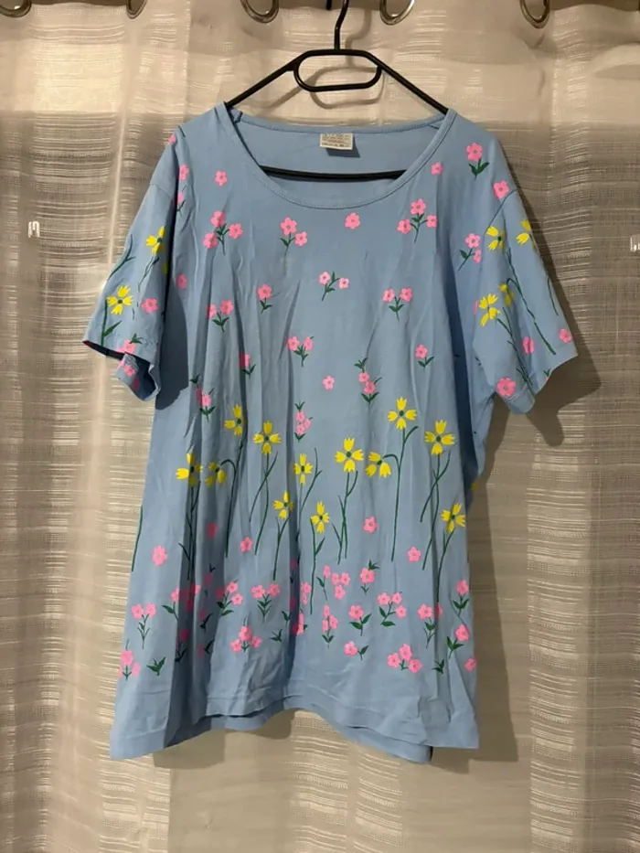 Tee-shirts bleu à fleur jaune