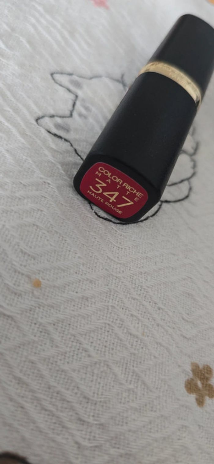 347 Haute Rouge - Rouge À Lèvres Color Riche Mat de L'oréal - photo numéro 3