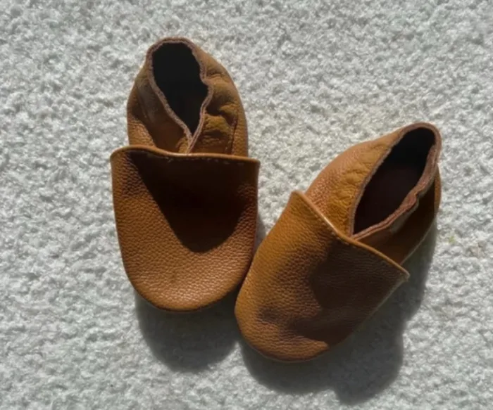 Chaussons bébé 12-18 mois en simili cuir, en bon état. - photo numéro 3