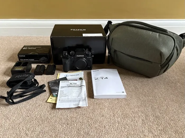 Boîtier Fujifilm X-T4 peu utilisé + accessoires, il date de janvier 2024
