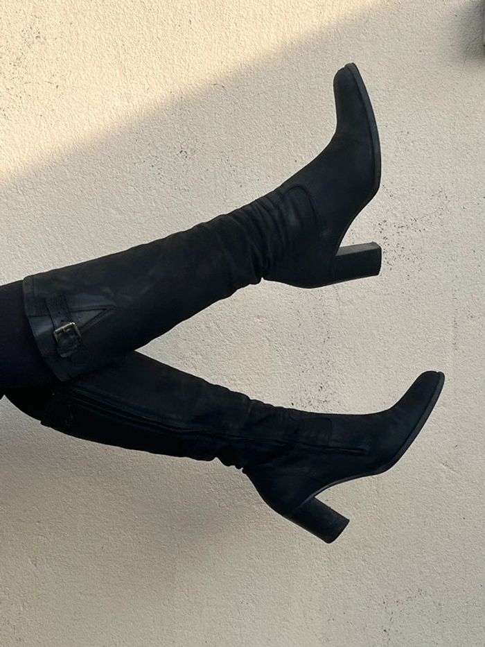 Bottes hautes à talons moulante et souple avec fermeture zip - en cuir noir - photo numéro 3