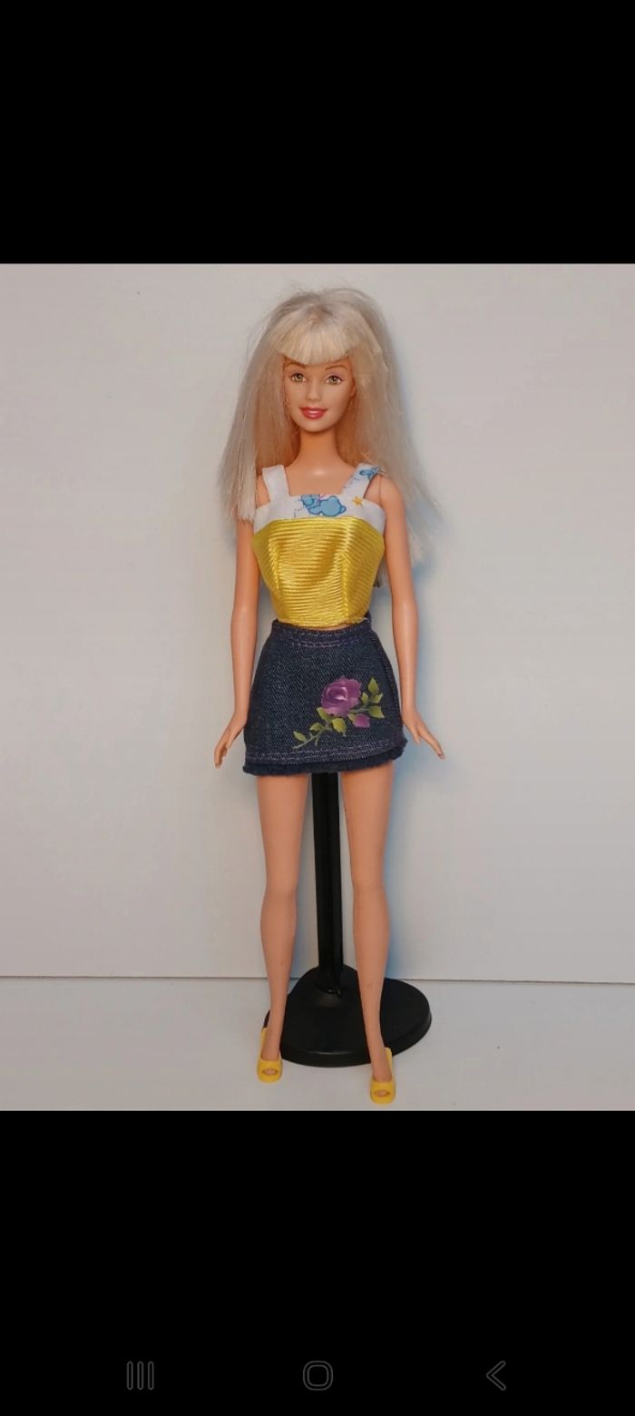 Poupée  barbie mattel ensemble bleu et jaune   tête 1998 corp 1999.
Poupée et ensemble compris