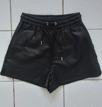 Short simili cuir noir. Taille 32
