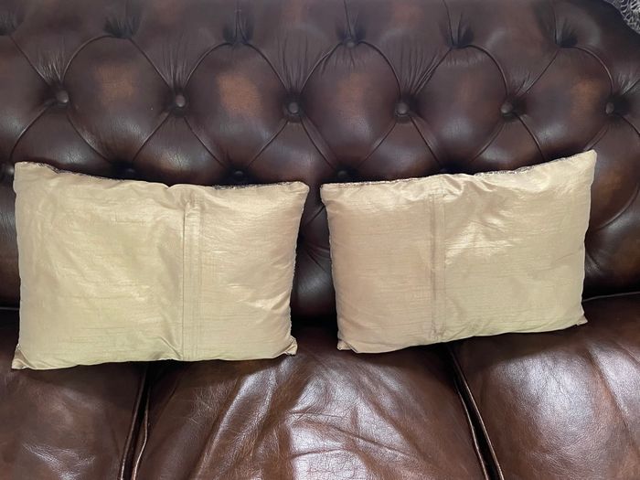 Lot de 2 coussins dorés neufs - photo numéro 2