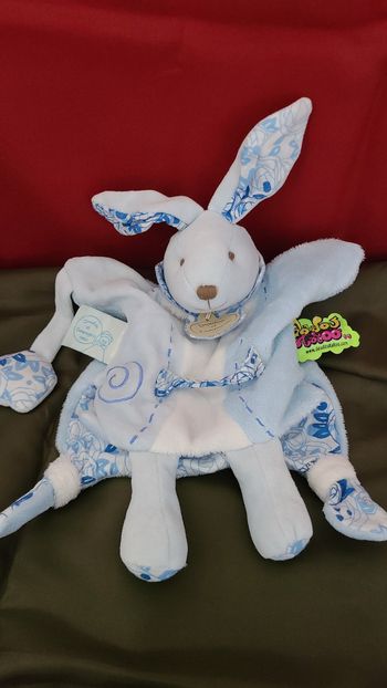 Doudou et compagnie marionnette tatoo lapin bleu blanc fleur