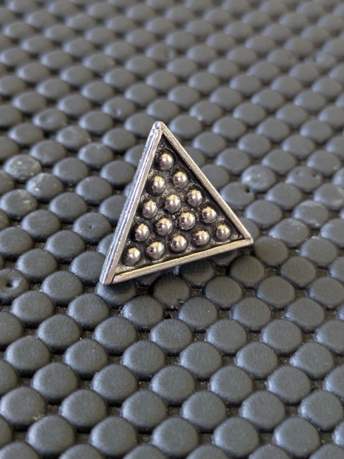 Pin's Triangle Billard en étain signé Brown