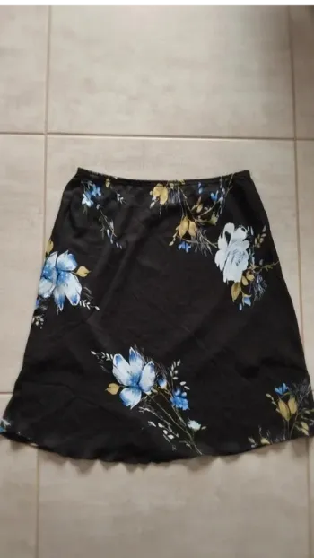 Jupe mi longue noir avec fleurs taille 42/44