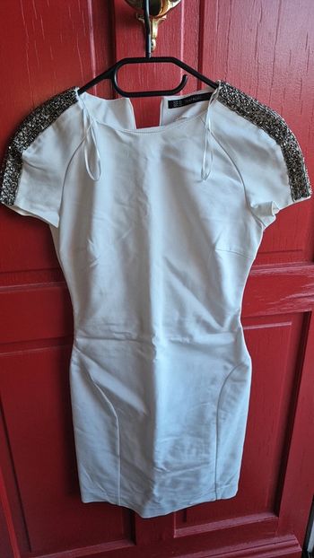 Robe Zara cintré avec épaulettes en strass