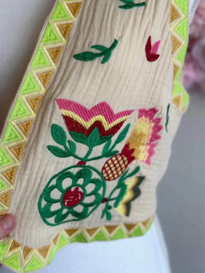 Gilet sans manches façon gaze de coton brodé de fleurs colorées, taille 36 - photo numéro 9