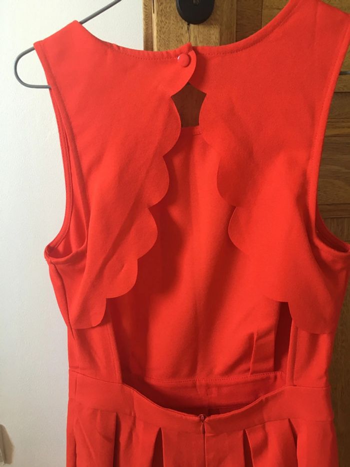 Jolie petite robe courte rouge dos nu - photo numéro 3