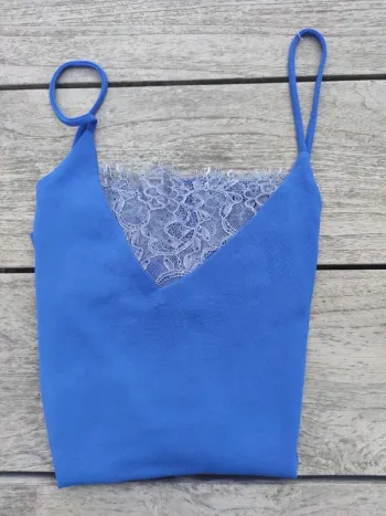 Top dentelle bleu
