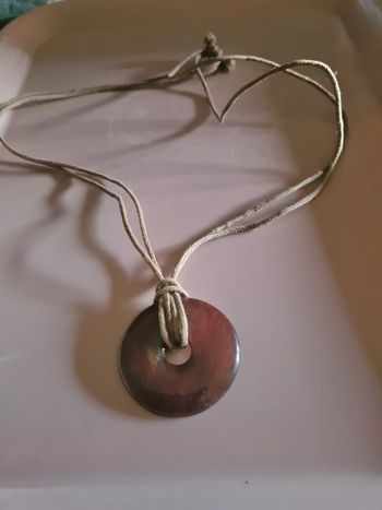 Collier. Liens . Marron. 68 cm.