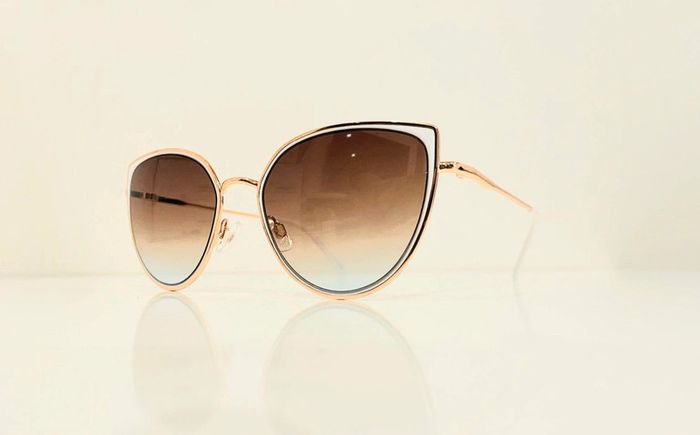 Lunette de soleil femme style cats dorée contour blanc verres dégradés UV protection catégorie 2