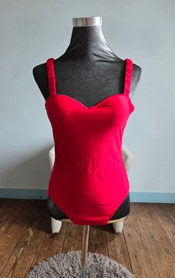 Maillot Rouge neuf.