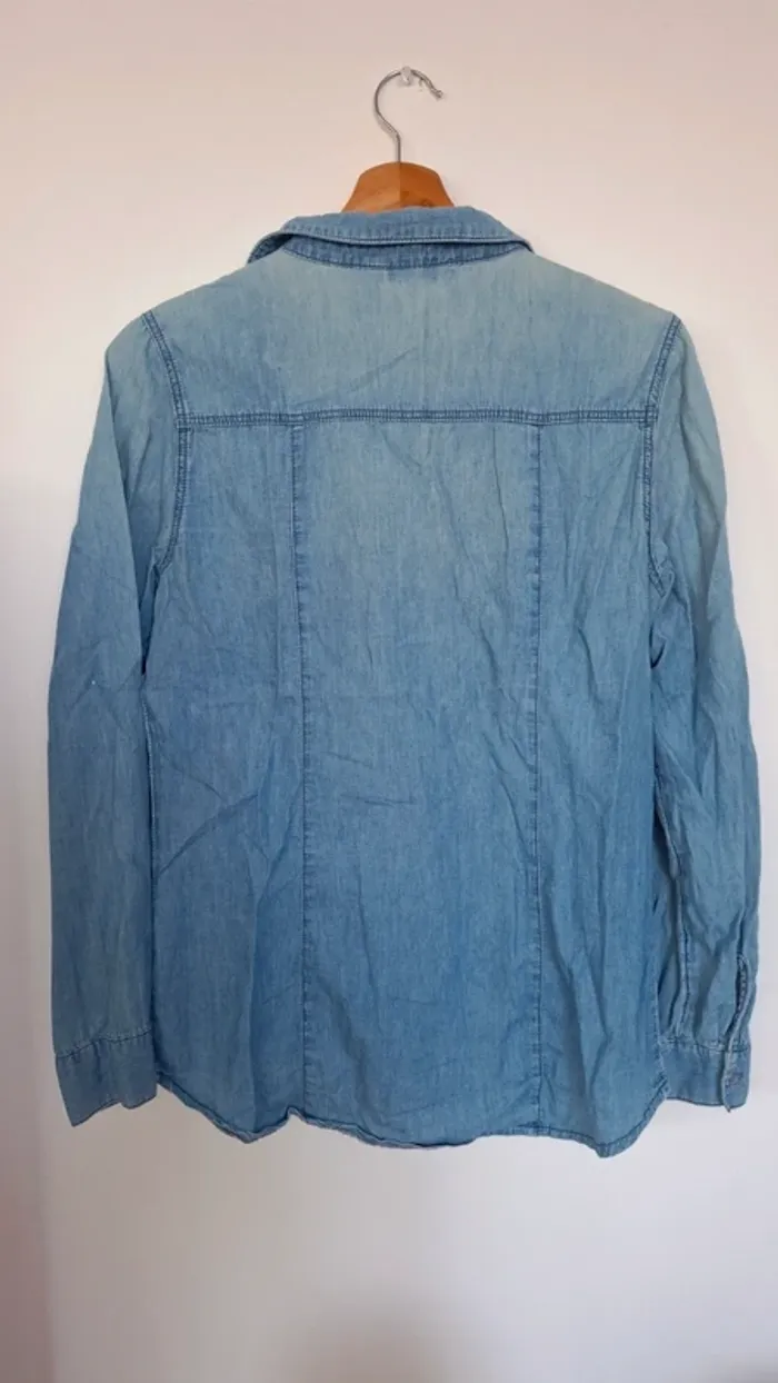 Chemise en jean avec broderie – Taille 38 - État neuf - photo numéro 7