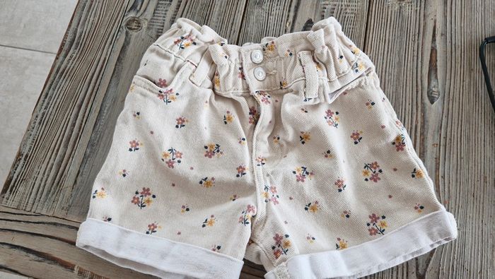 Short en jean motif fleur