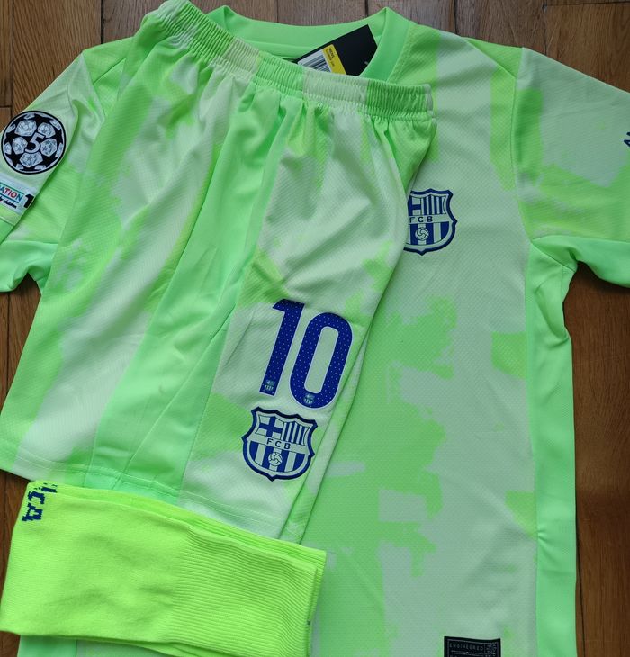 KIT FOOTBALL ENFANT taille 8 ans Maillot BARCELONE vert Away (-2025-patchs-) - photo numéro 4