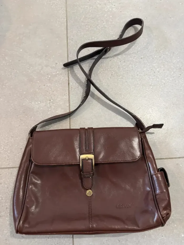 Sac à bandoulière marron Leslly, il ya quelques marques d'usures,