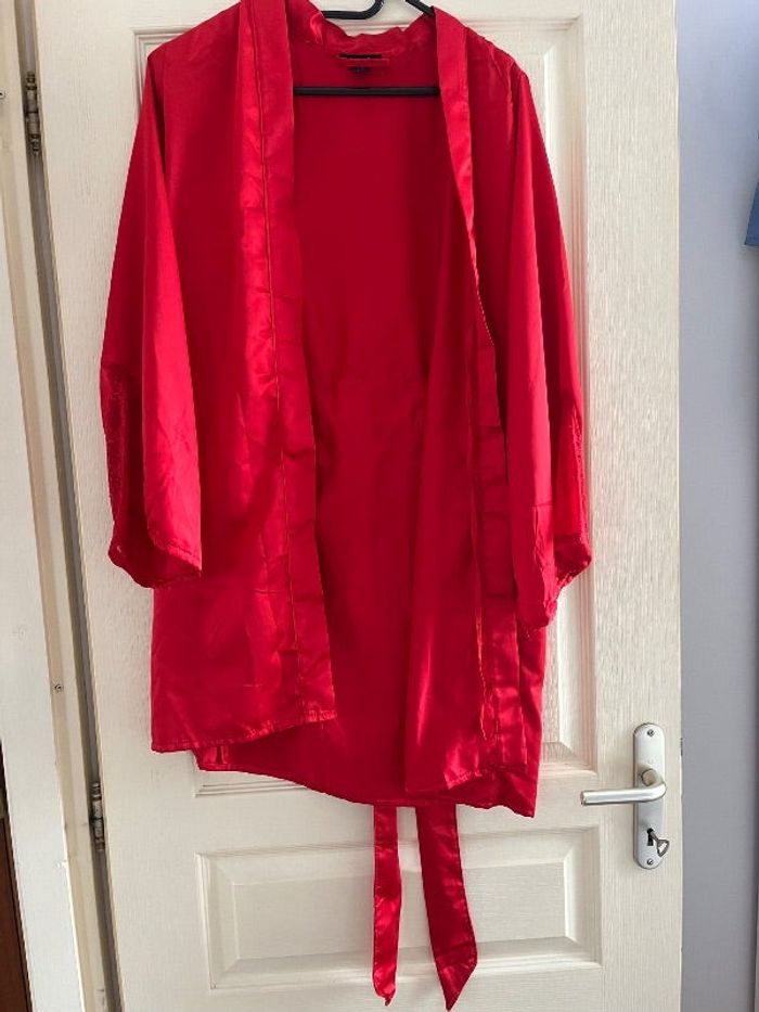 Kimono en satin rouge avec dentelle