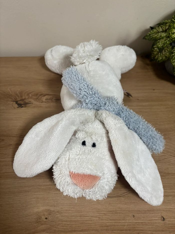 Doudou peluche lapin allongé blanc écharpe bleu nici