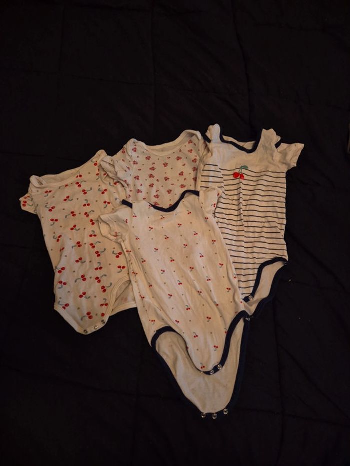 Lot 4 bodies manches courtes 18 mois