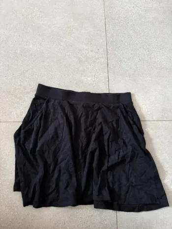 Jupe noire Forever 21, très bon état, taille M