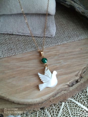 Collier émeraude et colombe en n'acre naturelle