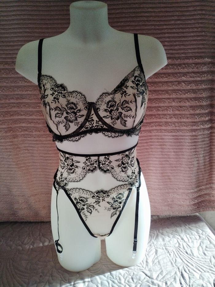 Ensemble complet porte-jarretelles - photo numéro 2