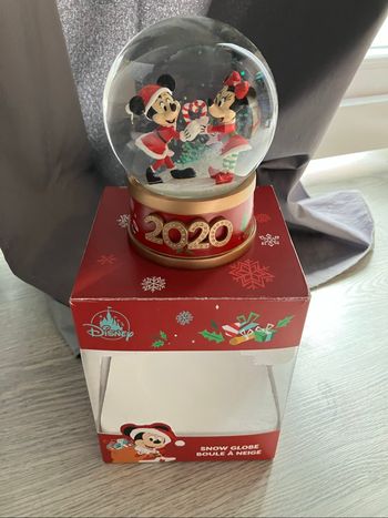 Boule à neige Noël 2020 Disney store