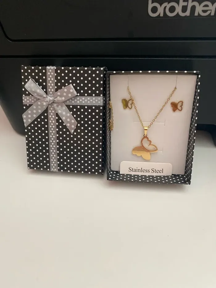 Parure Ensemble Collier pendentif papillon avec boucles d'oreille assortie