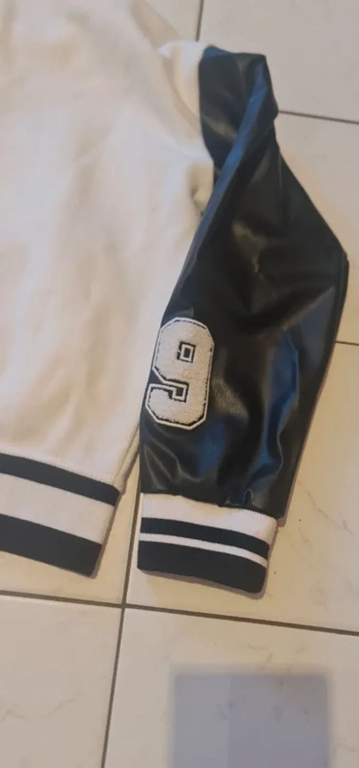 Blouson mi saison. 9/10ans - photo numéro 8