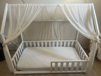 Lit cabane + matelas + voilage + draps