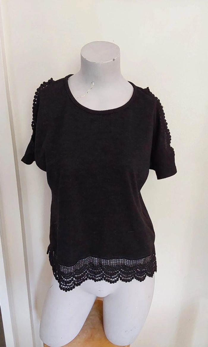 Haut bohème noir épaules ajourées T 36