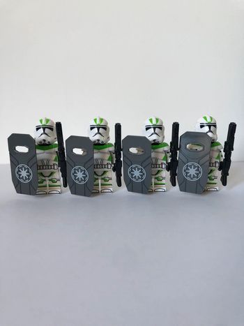 Figurine type lego 4 clones avec fusils et boucliers. Star Wars