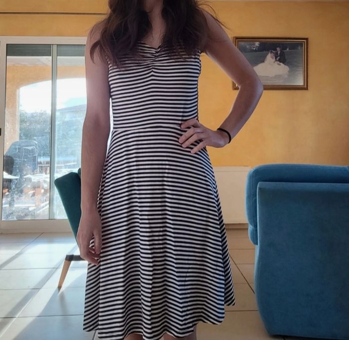 Robe a rayures bleues marine et blanches