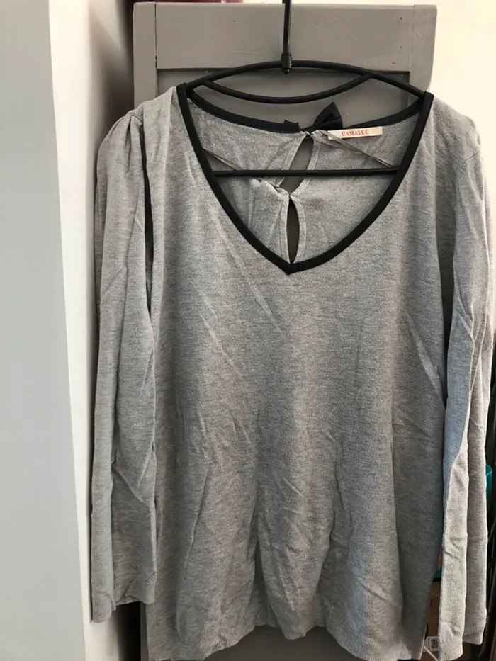 Pull gris avec noeuds