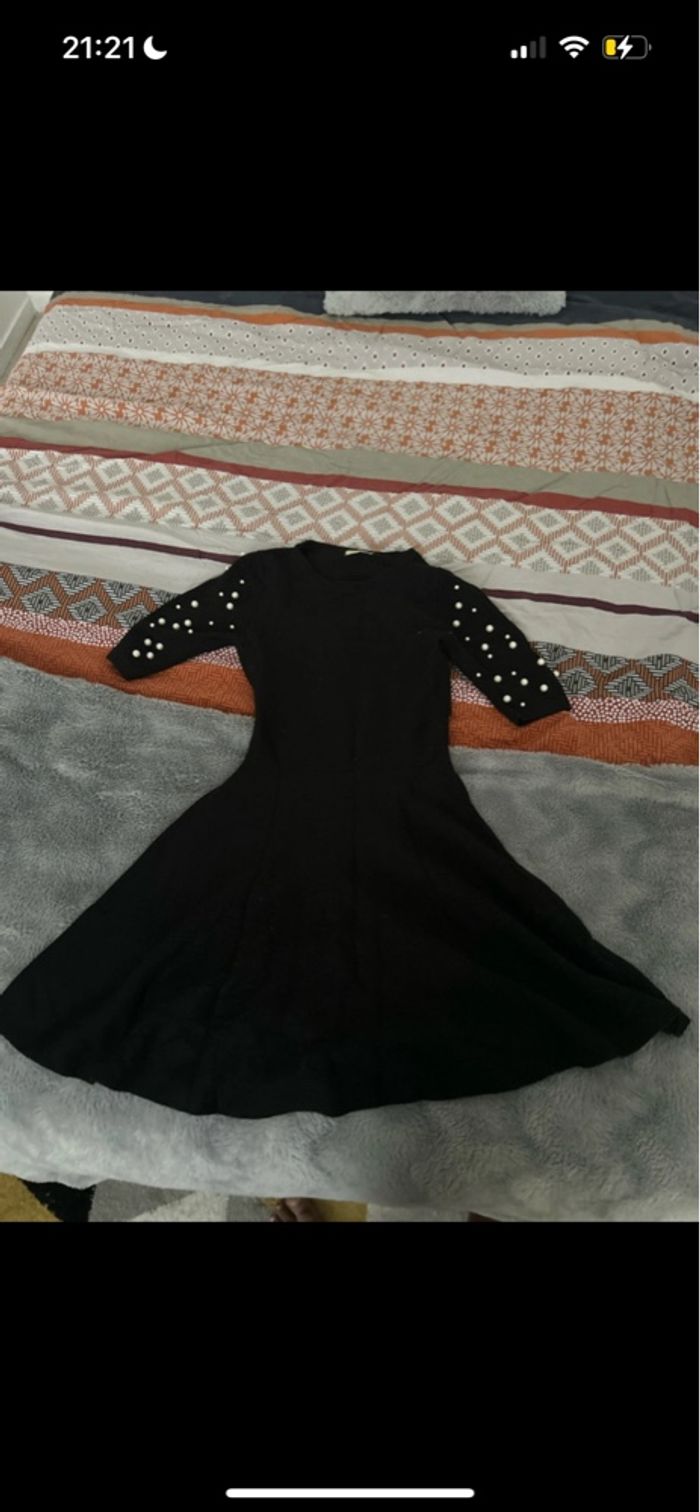 Robe noire avec perle - photo numéro 3