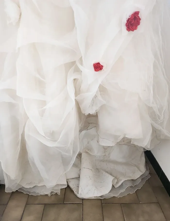 Robe de mariée blanche avec fleurs rouges taille 48 à 54 laçage dos en bon état Cosmobella - photo numéro 7