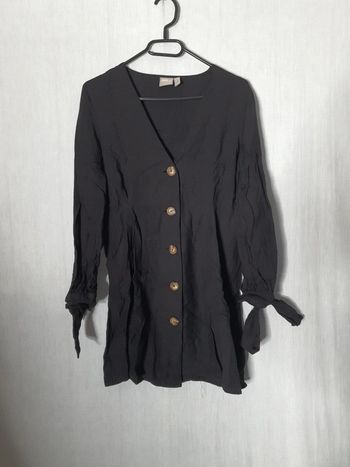 Robe noire à boutons