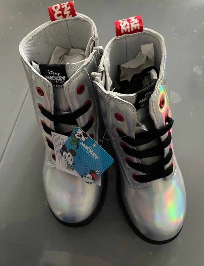 Belles chaussures montantes T 31 Disney Mickey and Friends argent neuves