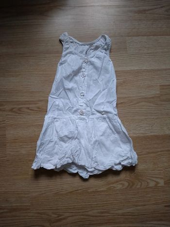 Robe blanche.
Filles. Taille 4 ans