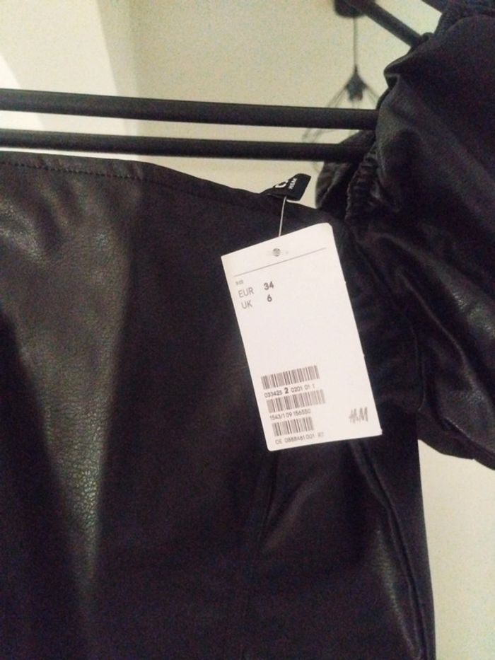 Crop top en simili noir taille 34 H&M neuf - photo numéro 3