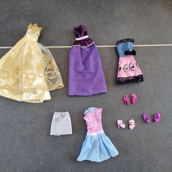 Lot de vêtements pour barbie 