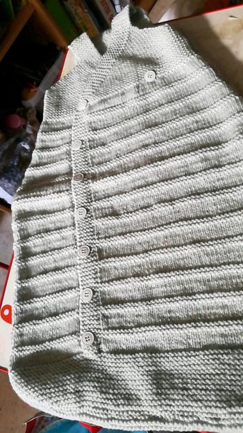 Gigoteuse tricoter main fait 68 cm donc doit etre egale a 3/6mois gris clair