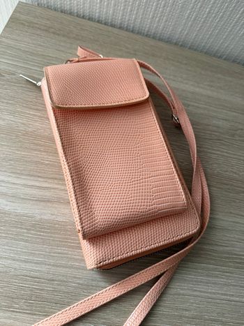 Porte-téléphone bandoulière rose saumon - effet cuir grainé