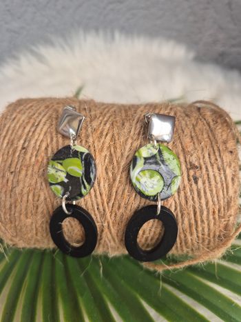 Boucles d’oreilles en pâte polymère et bois vert et noir 💚🖤✨ #Bijoux #Création #Mode