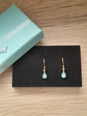 Petites boucles d'oreilles, pierre bleue claire, couleur dorée